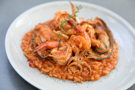 海鲜烩饭配贻贝虾和鱿鱼意大利菜背景图片
