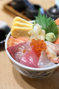 日本料理鱼子酱与生鱼片图片