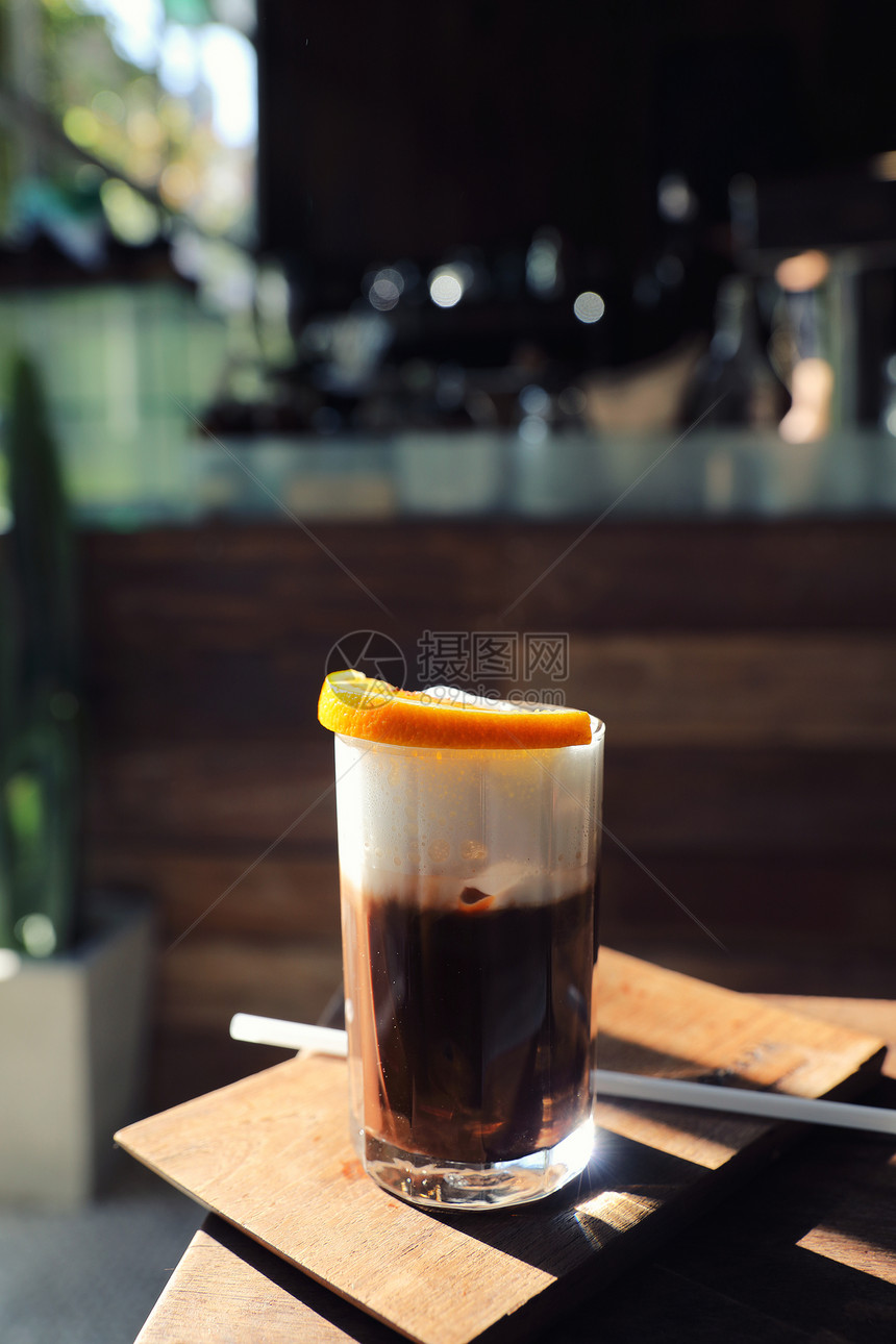 木本底含橙色的黑冰咖啡图片