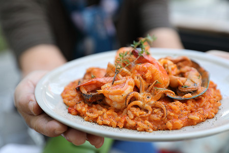 海鲜烩饭配贻贝虾和鱿鱼意大利手工食品背景图片
