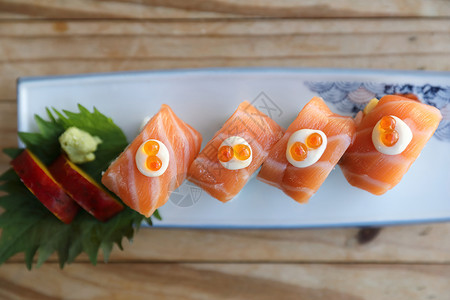 上面有寿司卷鲑鱼日本菜图片