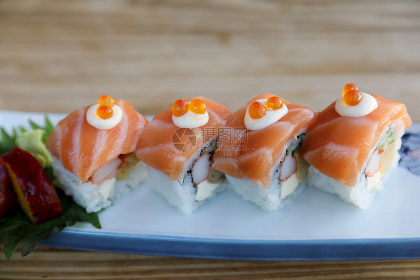 寿司卷上面有三文鱼日本菜图片