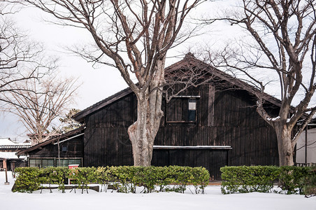 塞尔科娃寒雪中古老的日本黑仓库背景