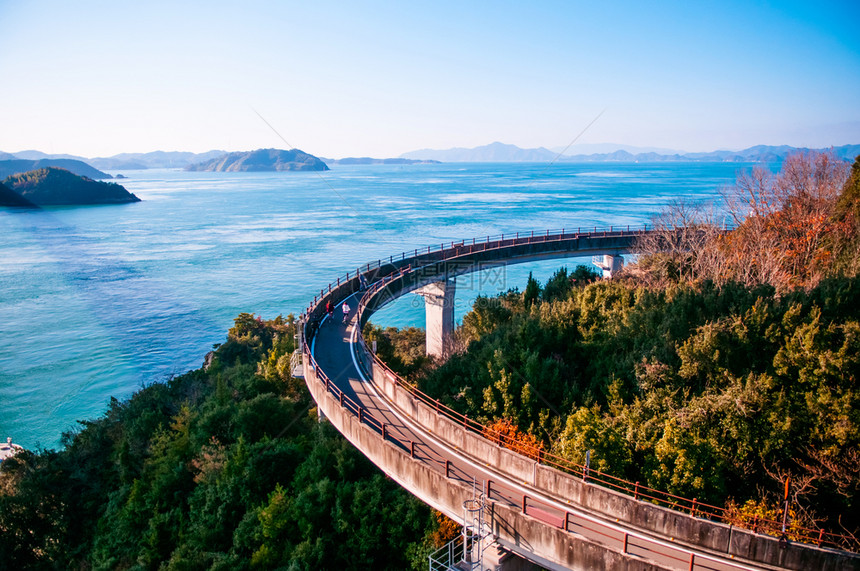 Kursimakyo桥上的自行车路线横跨内海ehimjapn图片