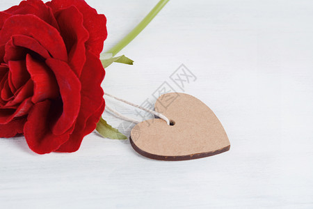 红玫瑰有情人节日卡心形爱的概念白木背景背景图片