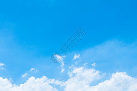 有白云的蓝天空图片