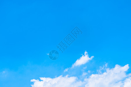 蓝色的天空白云在图片的底部图片