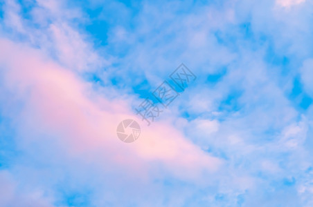 蓝色天空有粉红散落的云图片