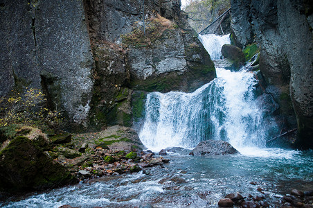 北海道的moijdan瀑布雅潘跑过大石悬崖高清图片