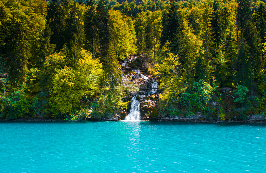 Giesbach瀑布从瑞士Brienz湖查看图片