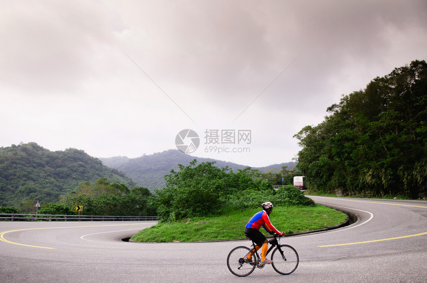 泰万省hualien山路上的自行车图片