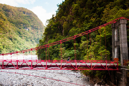 在Tork峡谷HualienTw的红桥河和山景高清图片
