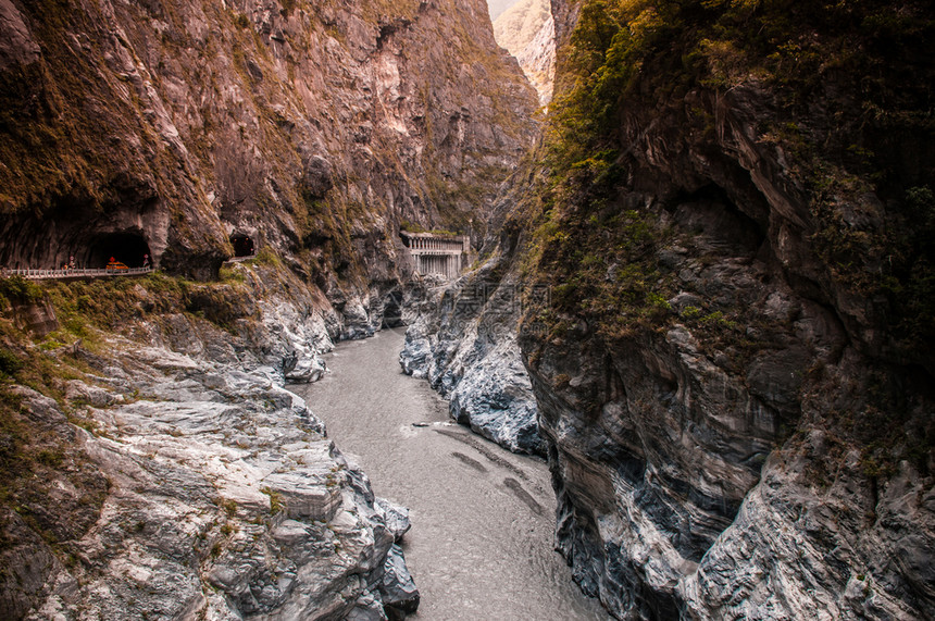 在Tork峡谷HualienTw的红桥河和山景图片