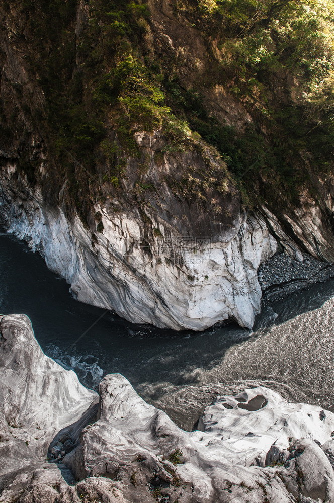 在Tork峡谷HualienTw的红桥河和山景图片