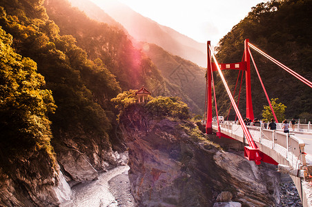 在Tork峡谷HualienTw的红桥河和山景高清图片