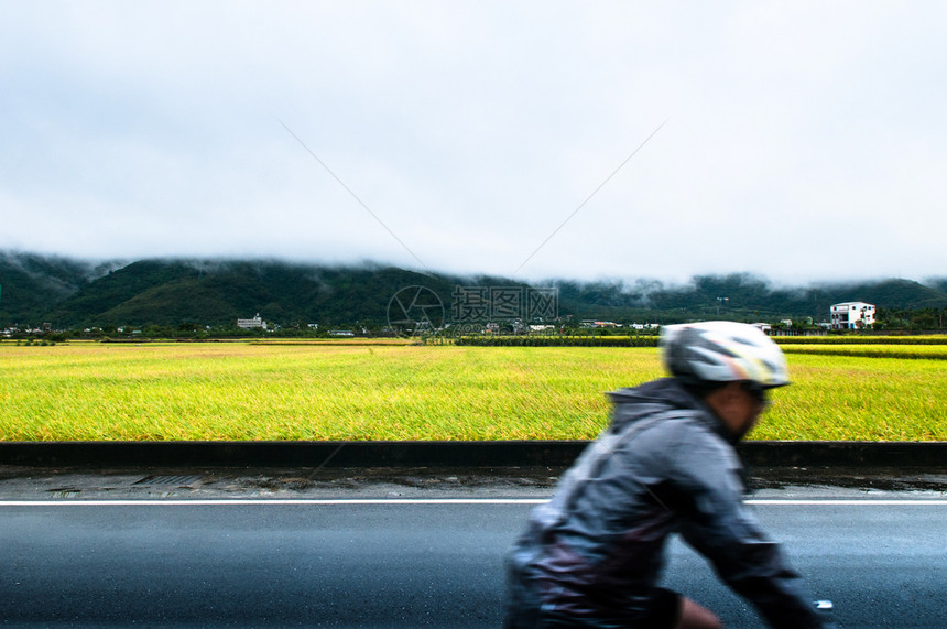 骑自行车的踏板经过稻田后在chisangtiungaiwn下过雨图片