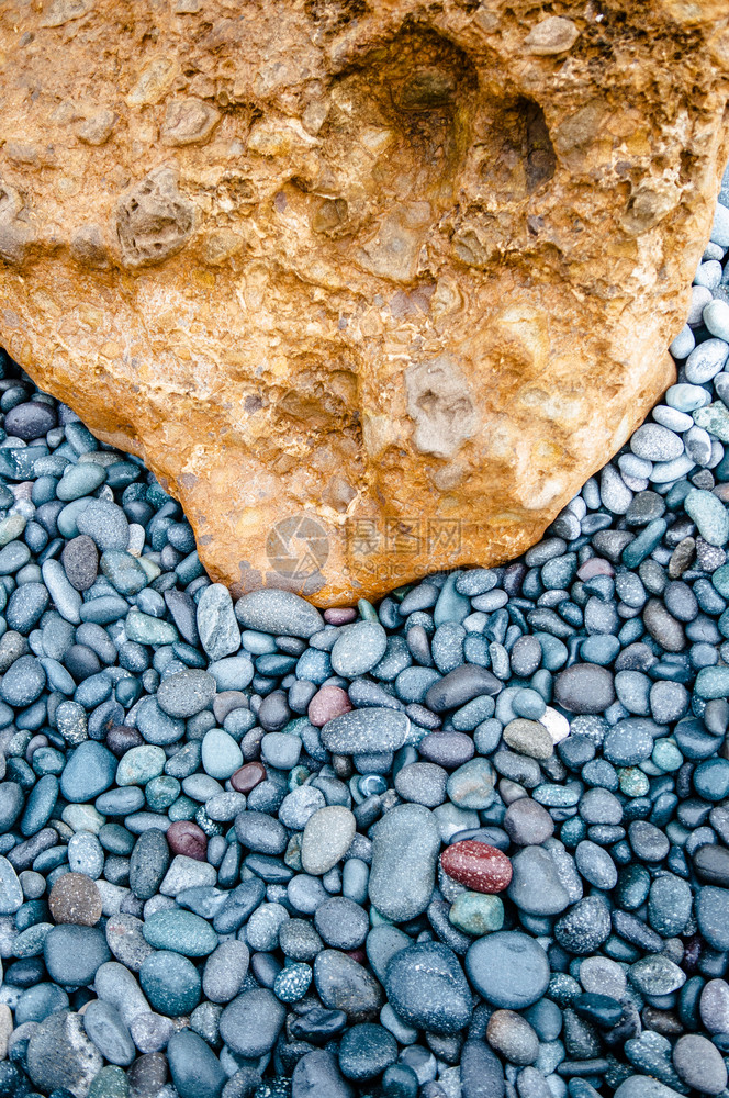 美丽的河流岩石背景蓝色和黄图片