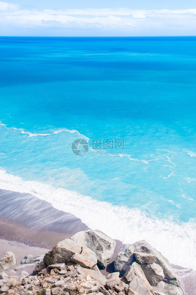 Hualien和yaTw之间的岩石海滩和洋景象图片