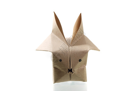 折纸动物以白背景中分离的回收纸为目origam兔子纸工艺背景