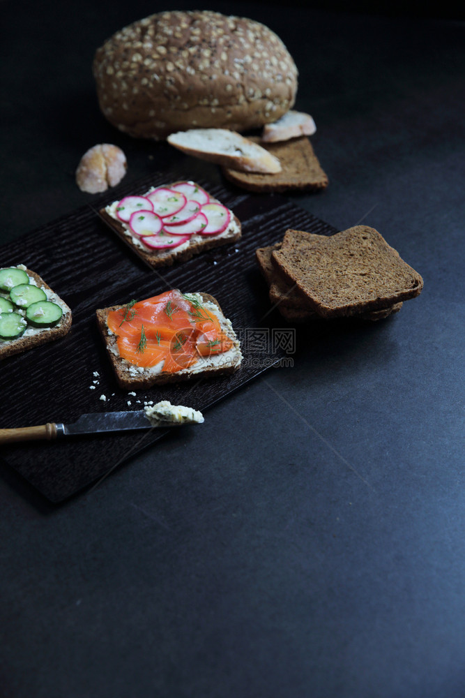 烤鲑鱼甜菜根和深大理石底的黄瓜图片