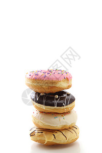 混合巧克力甜圈以白色背景隔离图片