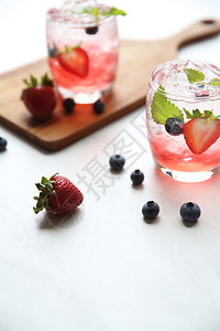 木制草莓果汁鸡尾酒加冰和白调薄荷高清图片