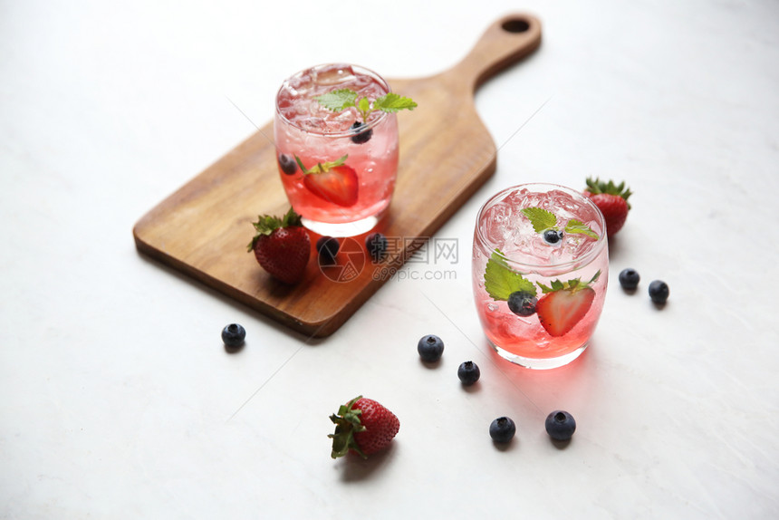 木制草莓果汁鸡尾酒加冰和白调薄荷图片
