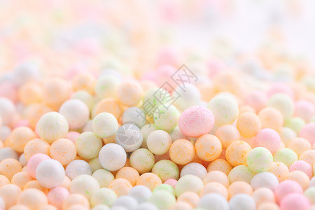白色背景中孤立的彩色泡沫球高清图片