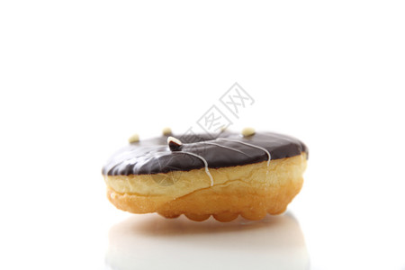 白色背景中孤立的巧克力甜圈图片