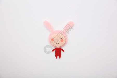 一个可爱的男孩兔子耳朵红色的身体孤立在白色背景图片