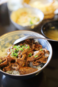日式牛肉拌饭图片