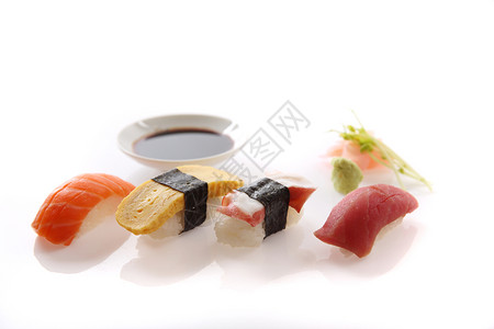 芥末酱油背景上的各类寿司图片