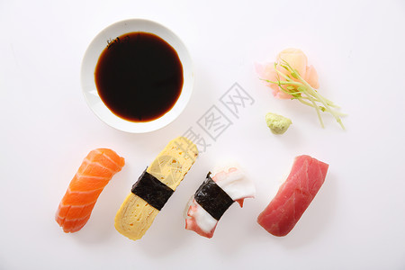 俯视图芥末酱油背景上的各类寿司图片