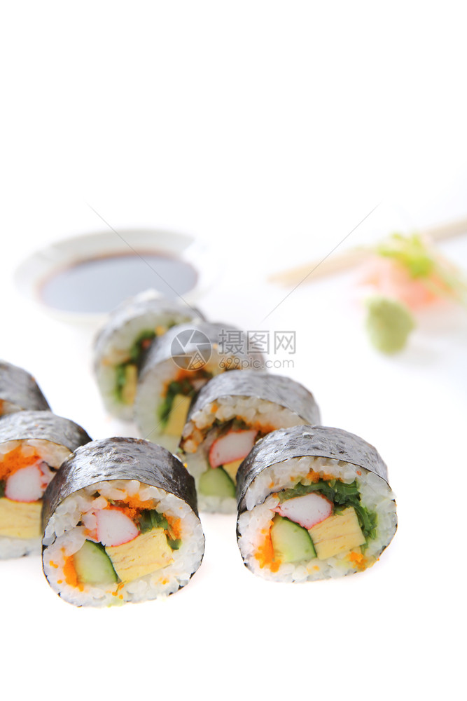 空白背景上的海苔寿司图片
