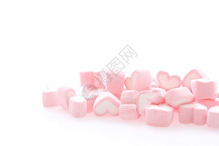 白色棉花糖白色背景中孤立的粉红心脏背景