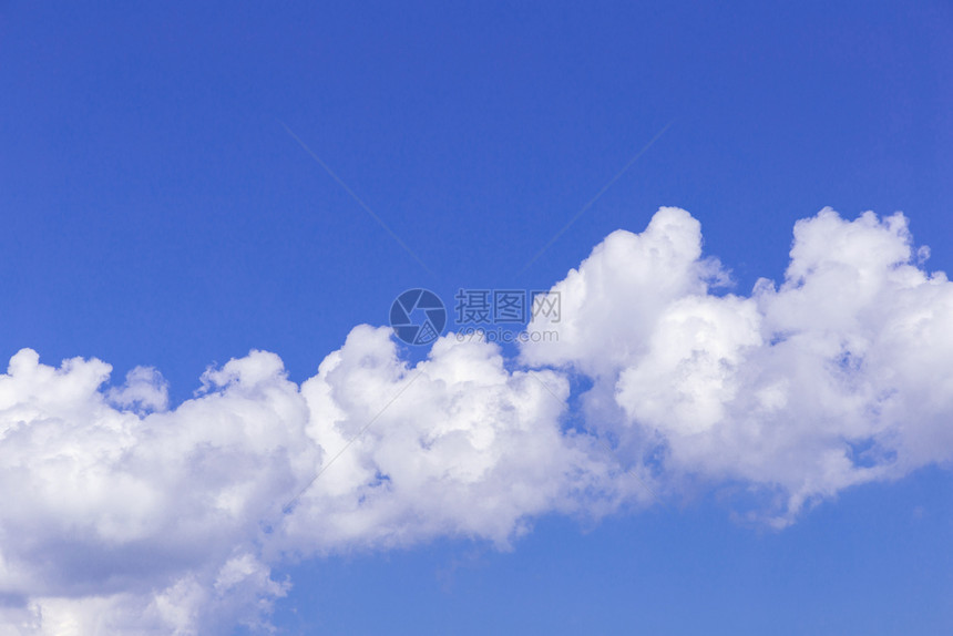 蓝色天空背景白云阳光明媚的夏日或春雨云图片