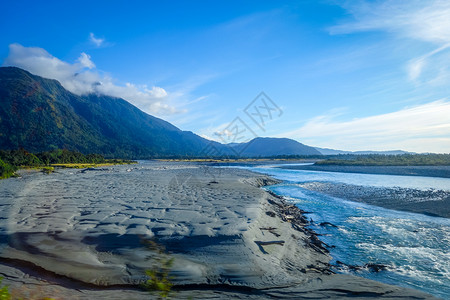 新西兰大海中的西兰拔西兰山区中的河流高清图片