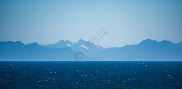 海浪和山地背景附近高清图片
