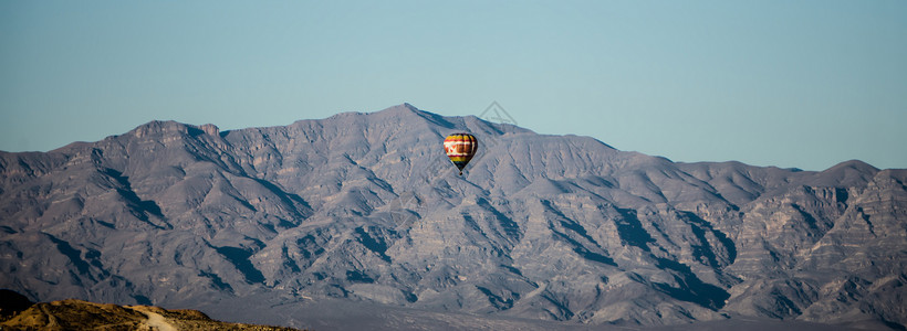 在红岩峡谷上空飞行的热气球图片