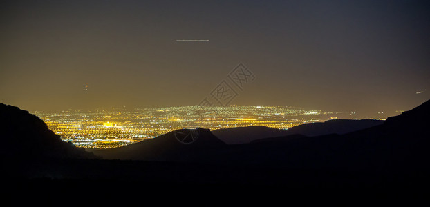 拉斯华加市中心红岩山上的夜景图片