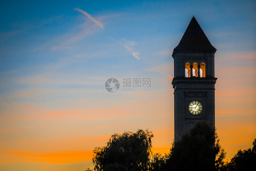 日落时在公园的钟楼图片