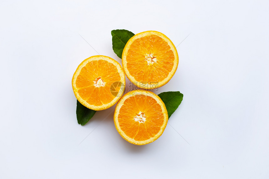白木背景上隔绝叶子的新鲜柑橘水果图片