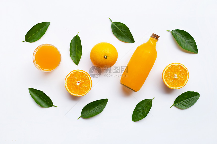 白色背景上隔离的橙子和汁图片