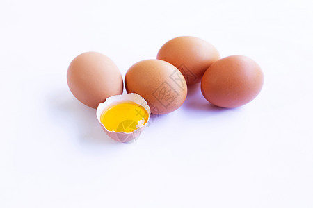 四颗完整的鸡蛋和打开的一个鸡蛋图片
