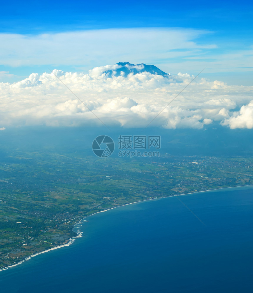 在空中观看湖景图片