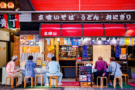 当地民众在日本小吃街sendaichbano购物街上吃午餐图片