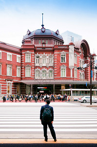 位于日本东京最繁忙的火车站图片