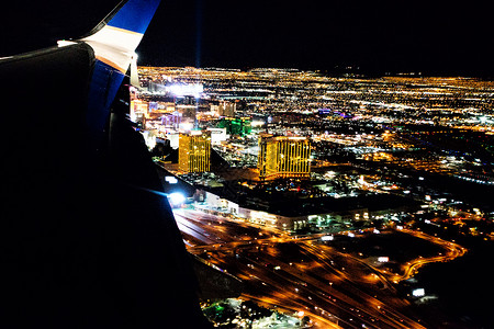 夜里从飞机上看城市的灯光图片