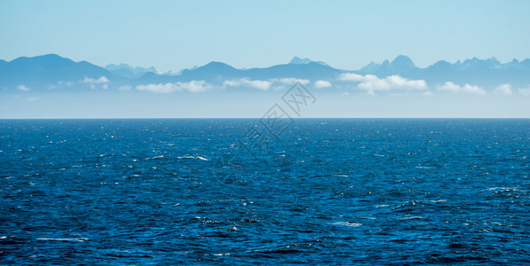 海浪和山地背景附近高清图片