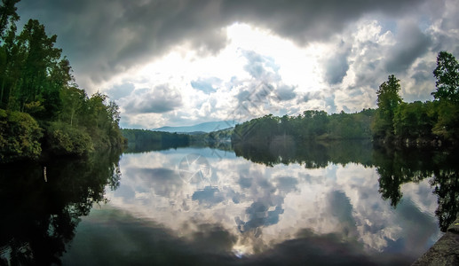 朱利安价格湖夏季有阴云反射图片